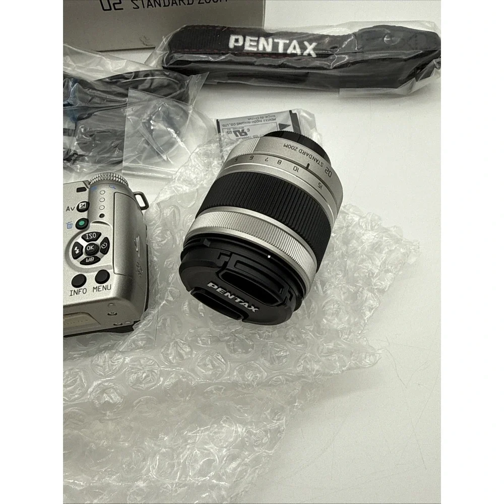Pentax Q10 12.4MP Digital Camera Silver w/ 02 Standard Zoom Lens Kit Open Box